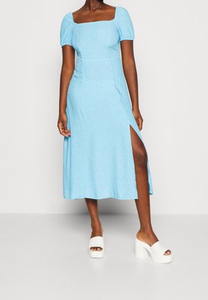 Robe midi bleu avec un décolleté carré, des manches bouffantes et une fente sur le côté. Présente un motif floral subtil et une texture de tissu lisse.