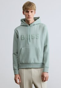 Φούτερ με καπότο ανοιχτοπράσινου χρώματος από μαλακό ύφασμα, με τσέπη τύπου καγκουρό, ρυθμιζόμενο κορδόνι και ανάγλυφο λογότυπο "BOSS" στο μπροστινό μέρος.