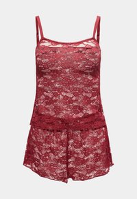 Camisole en dentelle rouge et shorts assortis avec motif floral et bretelles ajustables sur un fond uni.