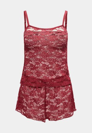 Camisole en dentelle rouge et shorts assortis avec motif floral et bretelles ajustables sur un fond uni.