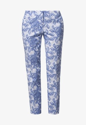Pantalones ajustados blancos con un patrón completo de encaje floral azul y cierre delantero con costura.