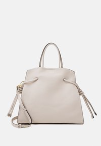 Beige läder tote-väska med en strukturerad form, smal topp, två sidodragband och en avtagbar axelrem. Guldhardware-accent.