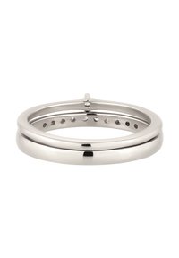 Bague en métal argenté poli avec une finition lisse, présentant une forme légèrement arrondie et un centre creux, équipée d'un mécanisme de fermeture sécurisé.