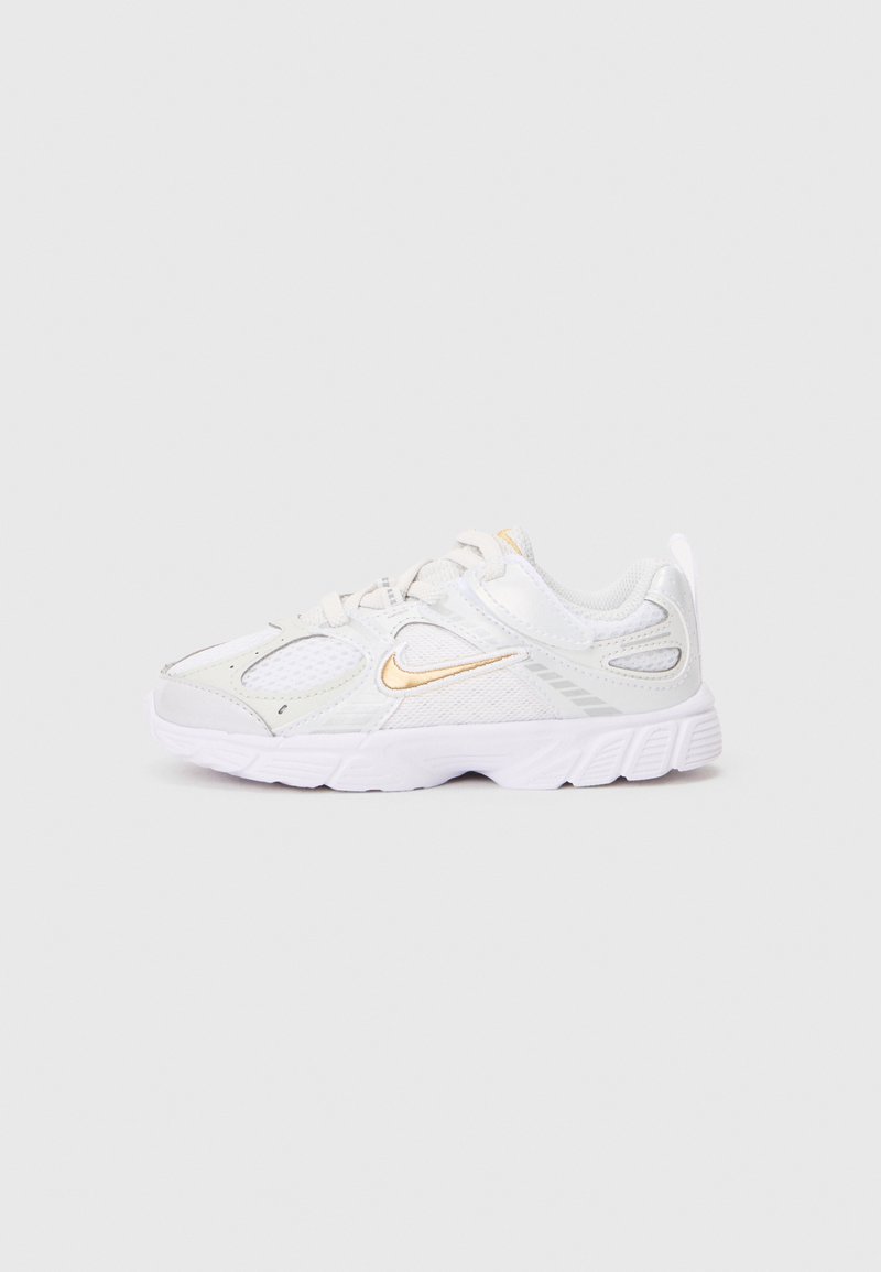 Shoe atletica alba cu superior din meshd, swoosh Nike auriu, guler căptușit și talpă texturată. Include șireturi și detalii de ventilație pe lateral.