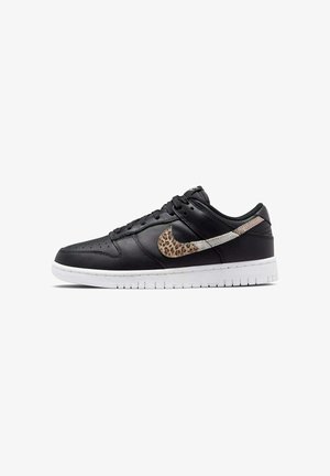 Sneaker bassa in pelle nera con suola bianca e logo Nike swoosh con stampa leopardata sul lato.