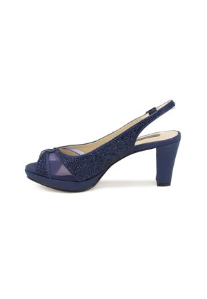 Tacchi a slingback blu navy con design open-toe, arricchiti da strass decorativi, caratterizzati da un tacco alto curvo e dettagli in rete.