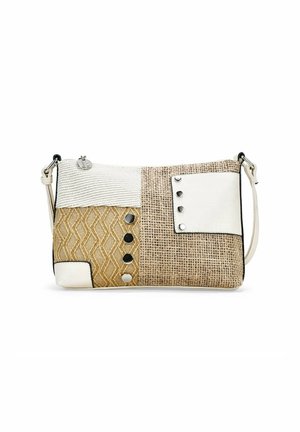 Bolso de mano en patchwork de crema y beige con textura, patrón tejido, herrajes de plata y correa de hombro desmontable. Presenta acentos de botón.