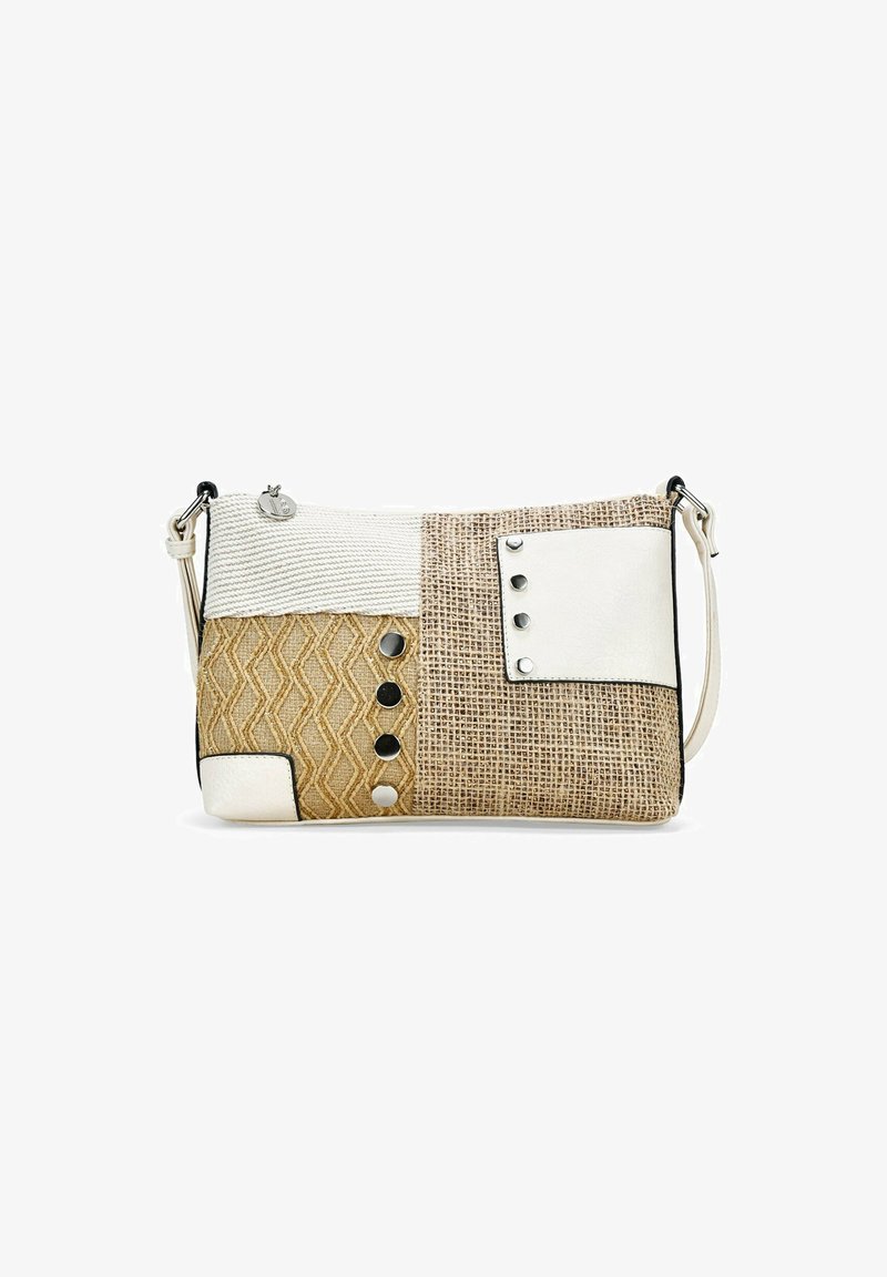 Bolso de mano en patchwork de crema y beige con textura, patrón tejido, herrajes de plata y correa de hombro desmontable. Presenta acentos de botón.