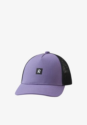 Fioletowa czapka typu trucker z czarną siateczkową tylną częścią i małym kwadratowym logo z stylizowaną białą literą "R" na przednim panelu.