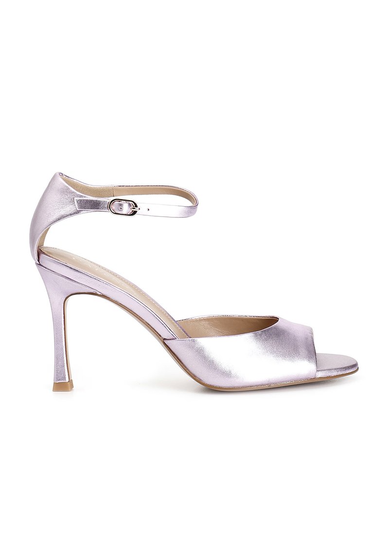 Sandalo con tacco alto metallizzato color lavanda, design con punta aperta, cinturino alla caviglia e tacco stiletto sottile. Texture liscia e finitura elegante.
