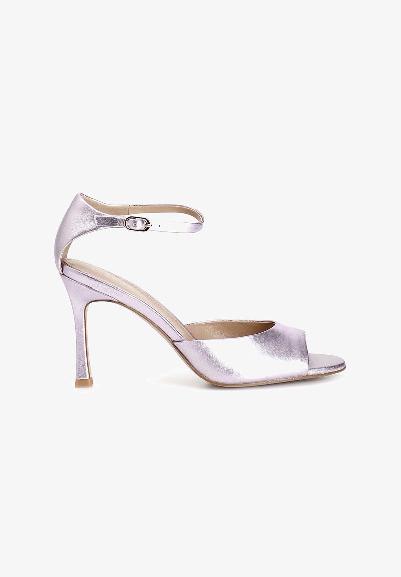 Metallisk lavendel högklackad sandal med öppen tå-design, ankelsrem och en smal stilettklack. Slät textur och elegant finish.