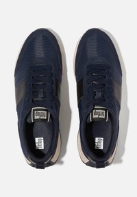 Marine sneakers met een bovenwerk van mesh en synthetisch materiaal, contrasterende zwarte streep, ronde neus, vetersluiting en een gevoerde binnenzool.
