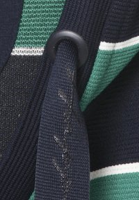 Marine gebreide trui met groene en witte gestreepte accenten, een gestructureerd oppervlak en een zwarte kunststof lus met een decoratieve touwdetail.