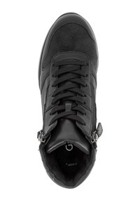 Zwarte sneaker met een leren bovenwerk met textuur, een gevoerde tong en veters. Heeft een rits aan de zijkant en een zachte binnenvoering.