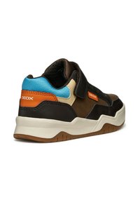 Baskets marron avec des accents noirs, crème et bleus. Présentent un upper en maille texturée, une bande Velcro et une semelle extérieure en caoutchouc flexible.