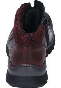 Schwarze und burgunderfarbene Leder-Stiefelette mit rotem Strickkragen und seitlichem Reißverschluss, von hinten betrachtet.