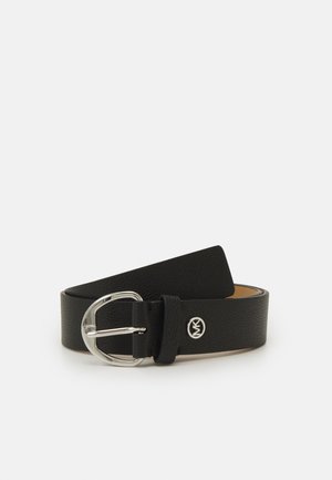 Zwarte leren riem met zilverkleurige ovale gesp en een klein rond zilveren logo-embleem op de riem, opgerold weergegeven op een witte achtergrond.