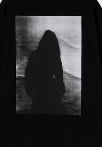 Czarna bluza z kapturem z dużym, monochromatycznym nadrukiem sylwetki na teksturowanym tle.