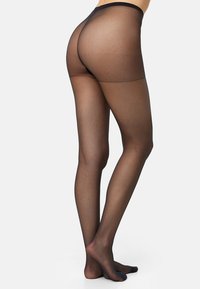 Medias negras transparentes con un diseño de cintura alta. Fabricadas con un material ligero, presentan una textura suave y un acabado sin costuras.
