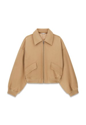 Giacca beige corta in tessuto morbido con ampio colletto, zip frontale, due grandi tasche a pattina e polsini a coste. Dettaglio logo discreto sul petto.