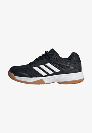 Chaussure de sport noire avec tige en maille et synthétique, trois bandes blanches sur le côté, semelle en gomme et col rembourré pour le confort.