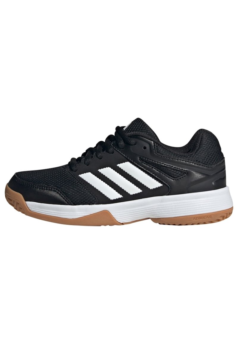 Chaussure de sport noire avec tige en maille et synthétique, trois bandes blanches sur le côté, semelle en gomme et col rembourré pour le confort.