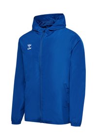 Blå lättviktsjacka med huva, dragkedja, elastiska ärmslut och sidofickor; har en logotyp på den övre vänstra bröstet.