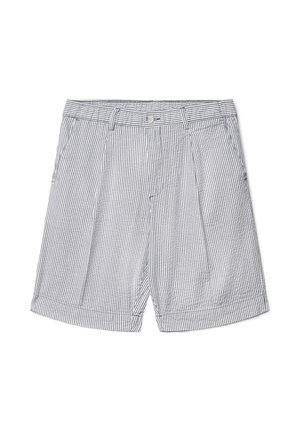 Maßgeschneiderte Herren-Shorts mit dünnen, vertikalen navy-blauen und weißen Streifen, Knopfverschluss, Gürtelschlaufen und umgeschlagenen Säumen.