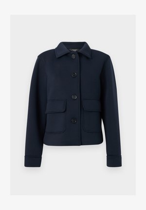 Μπλε-ναυτικό σακάκι με κουμπιά μπροστά, γιακά, μακριά μανίκια και δύο εμπρόσθιες τσέπες με καπάκι, εμφανιζόμενο σε απλό λευκό φόντο.