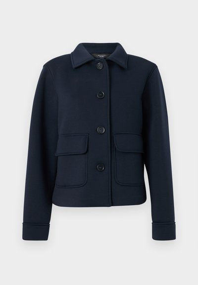 Μπλε-ναυτικό σακάκι με κουμπιά μπροστά, γιακά, μακριά μανίκια και δύο εμπρόσθιες τσέπες με καπάκι, εμφανιζόμενο σε απλό λευκό φόντο.