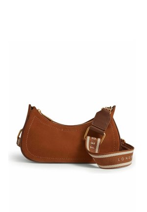 Bolso de hombro de ante marrón en forma de media luna con una correa ancha ajustable con texto "Ted Baker London" y cremallera en tono dorado.