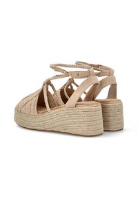 Cuñas de esparto beige con parte superior de textil trenzado, punta abierta y tiras en el tobillo. La suela de plataforma cuenta con detalles de yute texturizado.