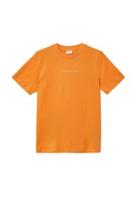 Heldere oranje katoenen t-shirt met een ronde hals en korte mouwen, met witte tekst op de voorkant. Eenvoudig, effen ontwerp zonder patronen.