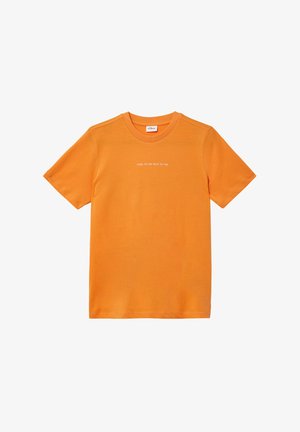 Heldere oranje katoenen t-shirt met een ronde hals en korte mouwen, met witte tekst op de voorkant. Eenvoudig, effen ontwerp zonder patronen.