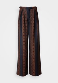Pantalones de pierna ancha en tejido azul oscuro con un intricado patrón geométrico naranja, con un frente plisado y una cinturilla ajustada.