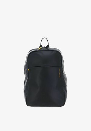 Sac à dos noir en matériau lisse et mat. Comprend une poche zippée à l'avant et un gros tirette jaune. Logo imprimé en or.