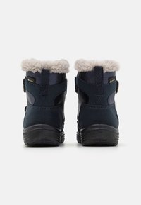 Botas de inverno azul-marinho com um colar de pelo sintético cinza claro e suave. Inclui tiras de Velcro e uma sola de borracha preta texturizada.