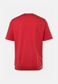 T-shirt rossa a maniche corte realizzata in un tessuto morbido e testurizzato. Presenta un collo a giro e un orlo dritto con un leggero accento curvo sul retro.