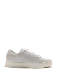 Sneakers bianchi con fascia elastica sulla parte superiore, tomaia in sintetico rigido, dettagli testurizzati, colletto imbottito e suola in gomma piatta.