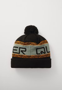Zwarte gebreide beenie met een omgeslagen rand, voorzien van een patroon in oranje en grijs met tekst. Bovenkant versierd met een zwarte pompons.