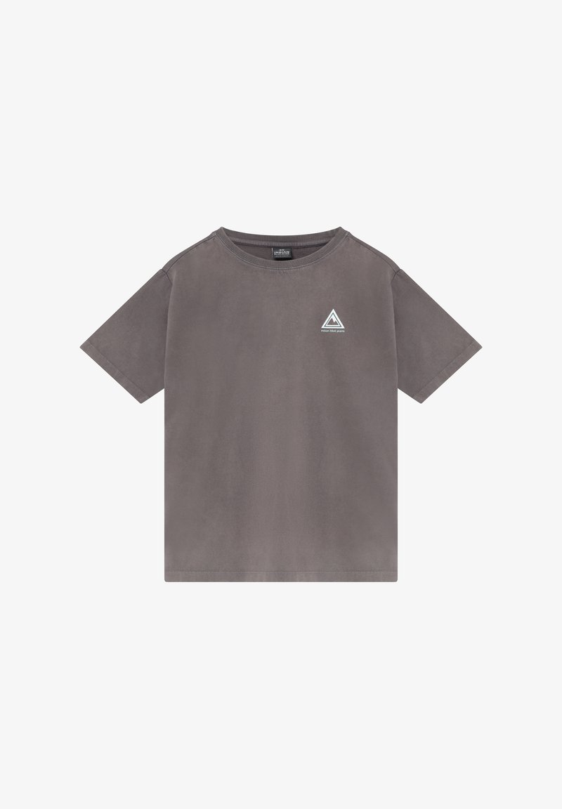 Grijs katoenen T-shirt met een ronde hals en korte mouwen. Voorzien van een klein wit driehoekig logo op de linkerborst. Gladde textuur.