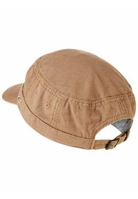 Brun stofkasket med en buet skygge og justerbar strop bagpå. Har tekstureret overflade og ventilationshuller på siden.