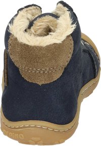 Dunkelblaue Stiefel mit weicher beigefarbener Kunstfell-Fütterung, beige Wildlederakzenten und einer Gummisohle. Verfügt über sichtbare Nähte und ein abgerundetes Design.