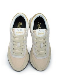 Sneaker beige con tomaia in rete e suede, dotate di linguetta e lacci imbottiti, suola in gomma nera e etichette con logo sulla linguetta.