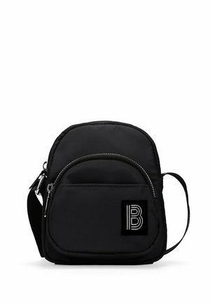 Bolso bandolera negro hecho de nailon con una textura suave, que cuenta con un bolsillo frontal con cremallera, herrajes plateados y un parche de logo.