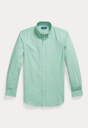 Jasnozielona koszula z długim rękawem zapinana na guziki, z kołnierzykiem zapinanym na guziki i małym różowym haftowanym logo na lewym ramieniu.