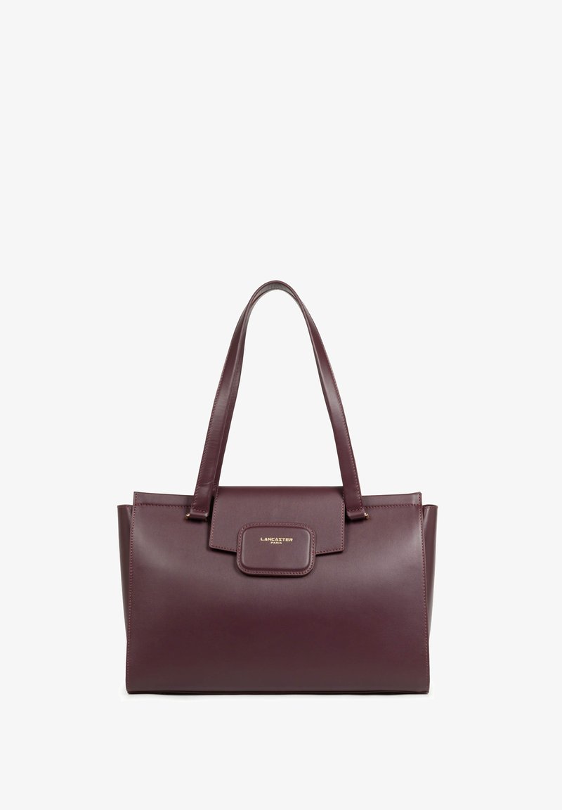 Sac tote en cuir bordeaux foncé avec deux anses et une poche à rabat avant embossée du logo "Lancaster Paris".