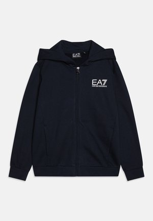 Sweat à capuche bleu marine zippé, poches avant et logo blanc EA7 Emporio Armani sur la poitrine gauche.