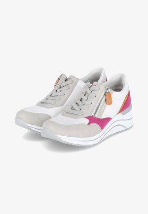 Graue und weiße Sneakers mit strukturiertem Obermaterial, pinken und orangefarbenen Akzenten, Schnürverschluss und seitlichem Reißverschluss. Gepolsterte weiße Sohle.