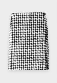 Czarna i biała spódnica mini w wzór houndstooth, prosta, z dopasowanym talią, bez widocznych zapięć lub ozdób.